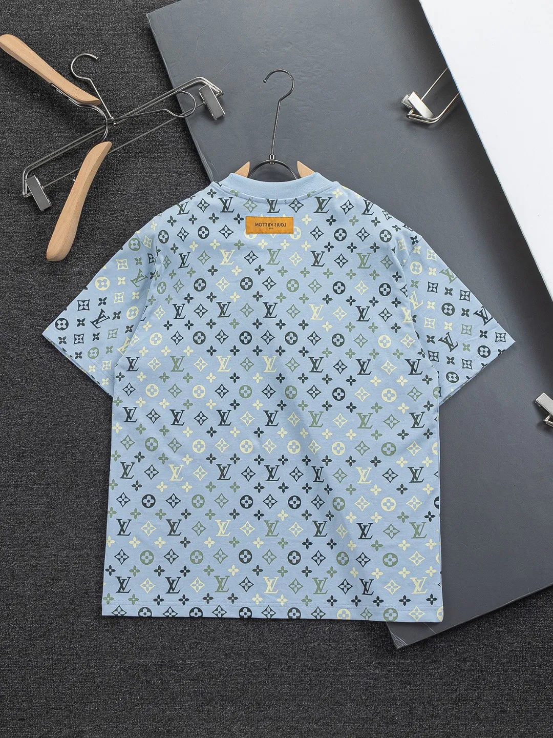🅿️200 Louis Vuitton 1V LV lv slightly wide version S-XL LV 26ss new products are available at the counter simultaneously. Multiple craftsmanship. Chest patch letters 🪡 embroidery. Back patch letters four-leaf clover 🍀🪡 embroidery. Round neck short-sleeved T-shirt, same style for men and women! Consigned to one-to-one creation. Synchronized with the official website, pure cotton fabrics at the counter! It is close to the skin and comfortable, durable and easy to wear. It has a classic and simple logo design and meticulous original craftsmanship. Short-sleeves, a must-have item for men, do not appear to be the same for the general public, but must be unique and eye-catching. This LV short-sleeve is all about quality, comfort, the same shape and fashion as always, including fabrics and cutting techniques. All of them have been made with great effort! 320 grams of washed pure cotton fabric, pure cotton is breathable, very refreshing and comfortable for daily wear. The rib knitting on the neckline is smooth and tight, and the neckline will not be skewed if you toss it at will. The loose version, you will find that it looks really good on the upper body. The overall is minimalist and neat, super versatile for daily use! Pair it casually with a pair of pants for a youthful look. A T-shirt will make your outfit crazy. It is a fashionable item that can never go wrong! Color: Green Blue Purple Size: S-XL Size chart: S: Shoulder width 50-Bust 56-Length 70 M: Shoulder width 52-Bust 57-Length 72 L: Shoulder width 54-Bust 59-Length 74 XL: Shoulder width 56-Bust 62-Length 76